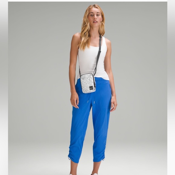 Lulu Easy Access Crossbody Bag 1.5 L - Picture 2 of 6